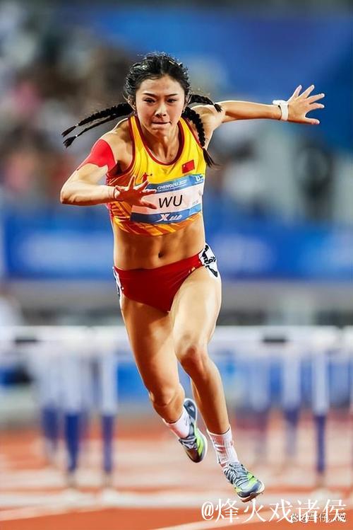 女子100米栏决赛：吴艳妮夺冠！林雨薇摔倒获第3